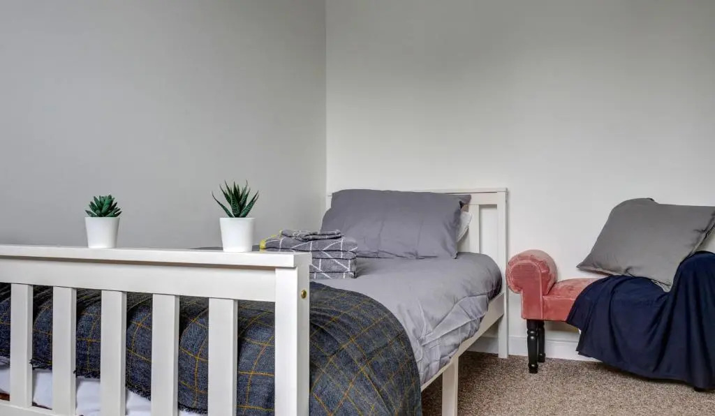 Low Cost, 4 Bed with Parking & Large Garden 04