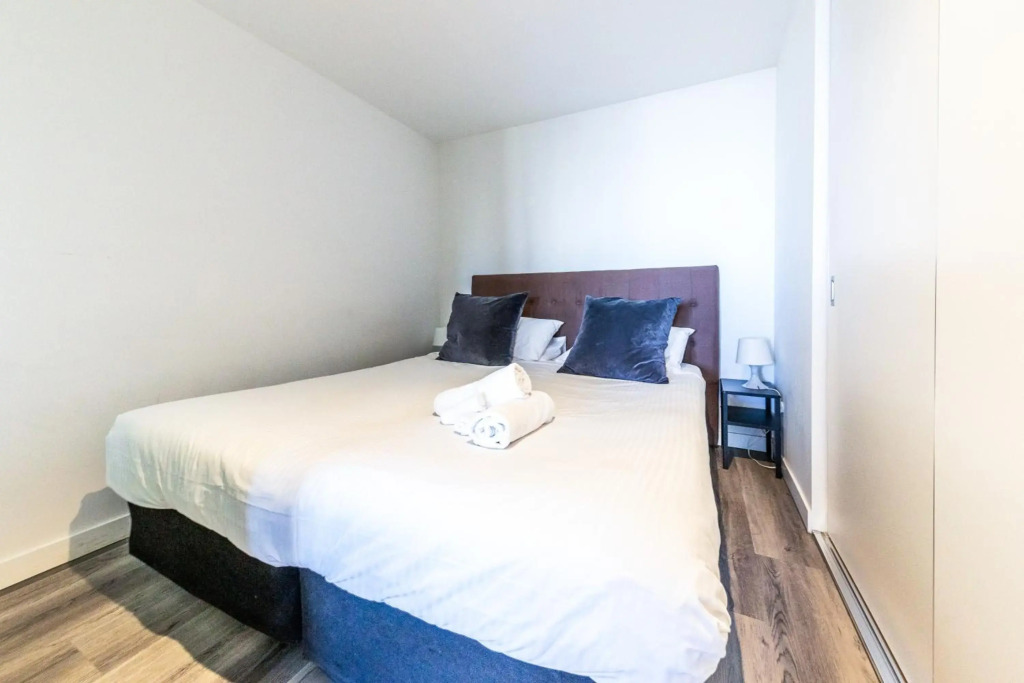 2 Bedroom Apartment with Stunning Views and balcony in Melbourne CBD - Aura