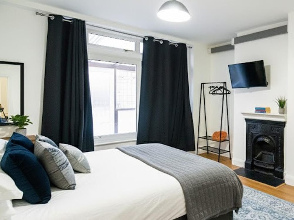 Serviced Accom Sleeps 8 - Near London, Parking