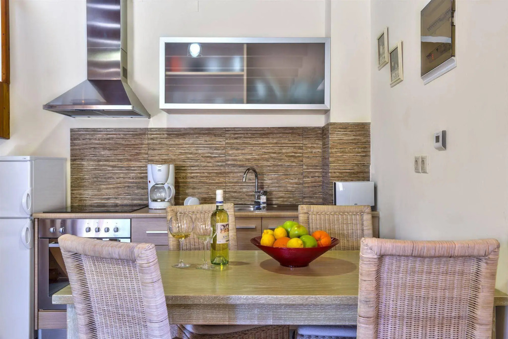 Apirathes Residence