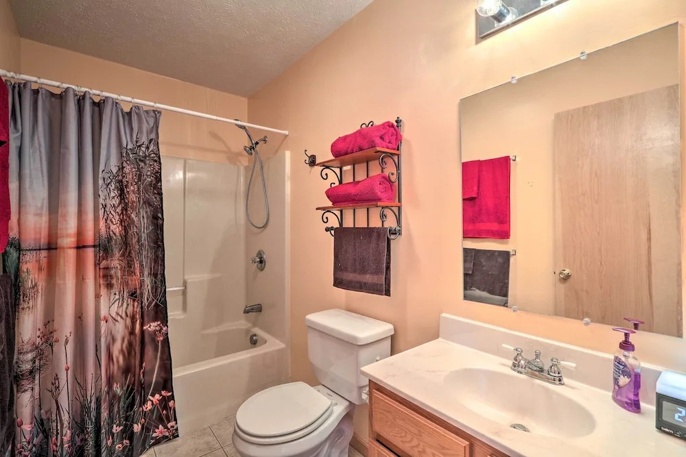 Walk to Pool & Lake: Albrightsville Vacation Home!