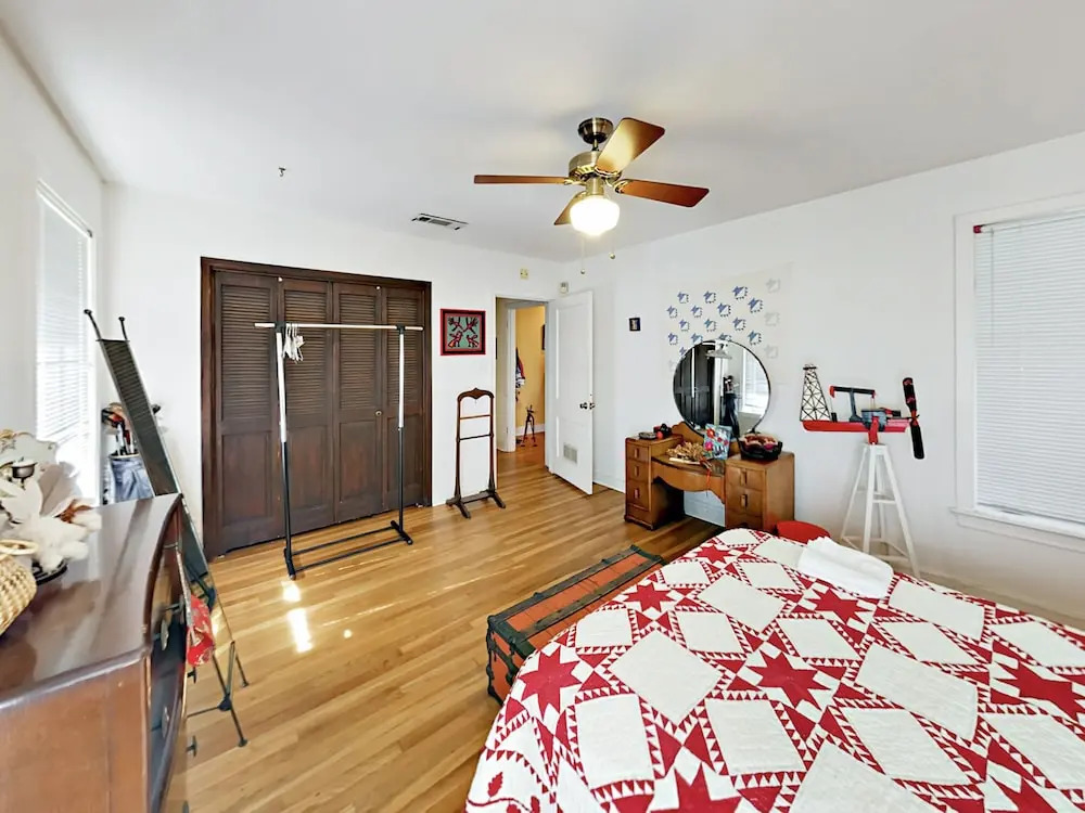 Light-Filled Charmer - 2 Br Home