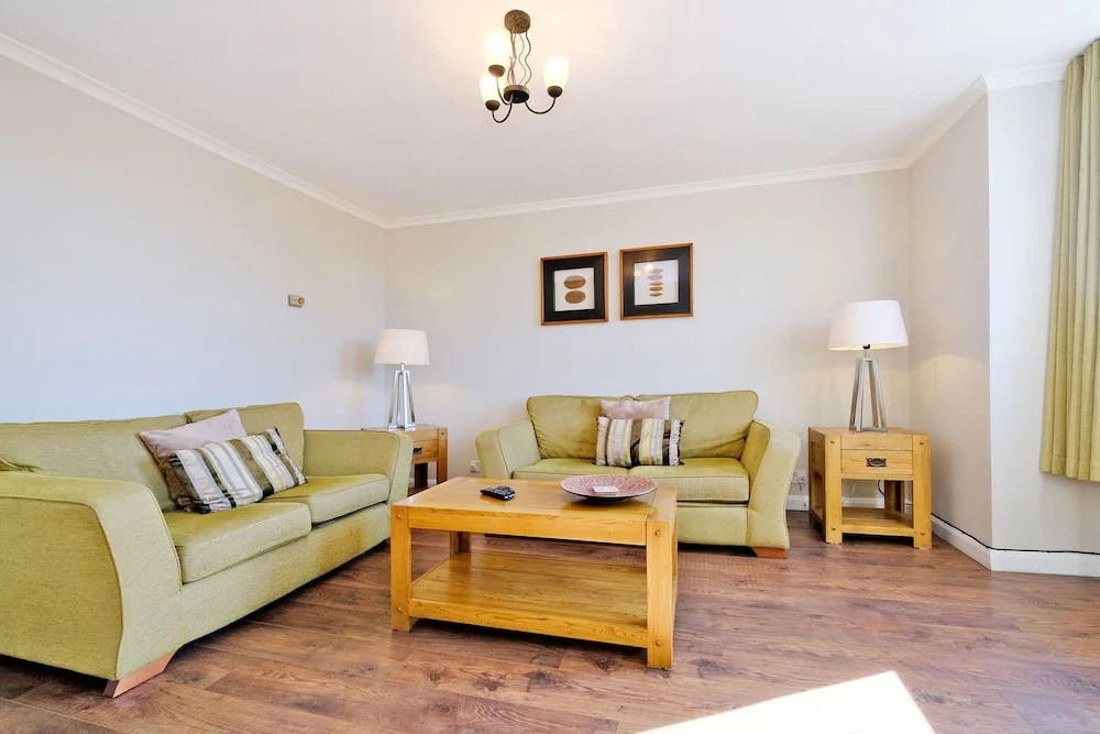 Home from Home Aberdeen-Spacious West End Apartment-Free Parking-Near ARI & City Centre