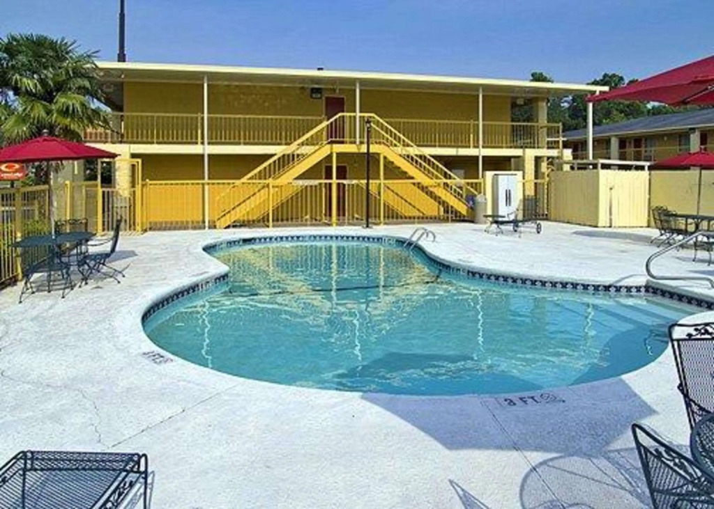 Econo Lodge Inn & Suites Columbus near Fort Benning