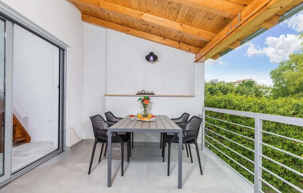 Beautiful Home In Stinjan With Kitchen