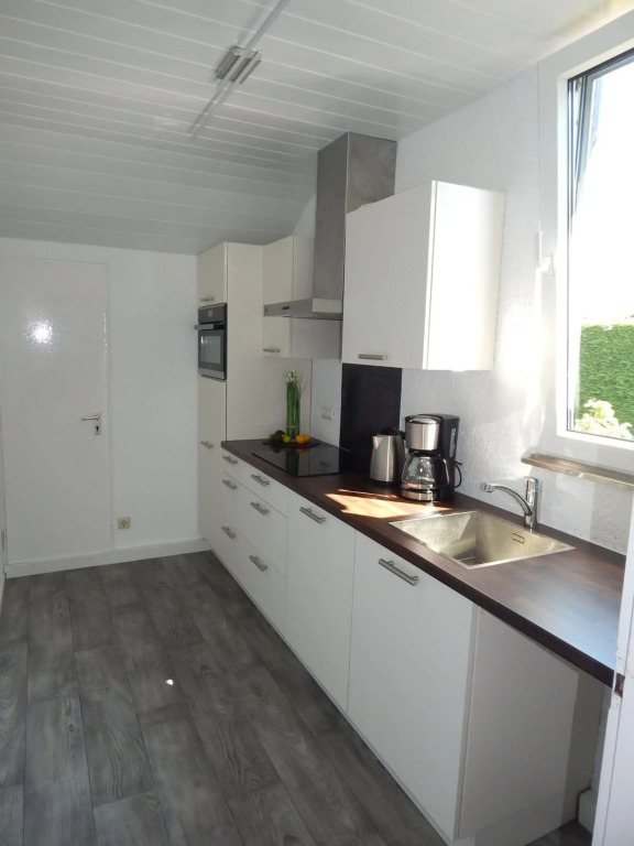 Wunderschoenes-freistehendes-Ferienhaus-an-der-See-Sauna-Strand-Yachthafen-WLAN