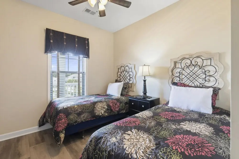 Sunny 2BR Condo with Community Pool and Close to Attractions