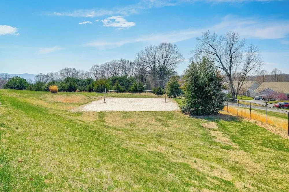 Resort Amenities & Beach Access: Huddleston Condo