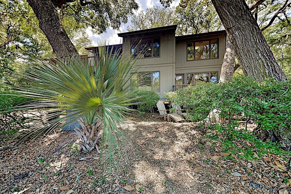 Stylish Fairway Oaks - Walk To The Beach! 3 Bedroom Home