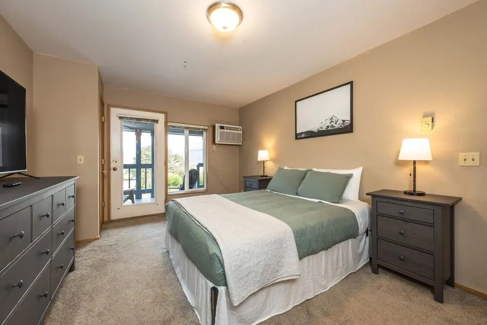 04 Lodge 1 Bedroom Condo by RedAwning