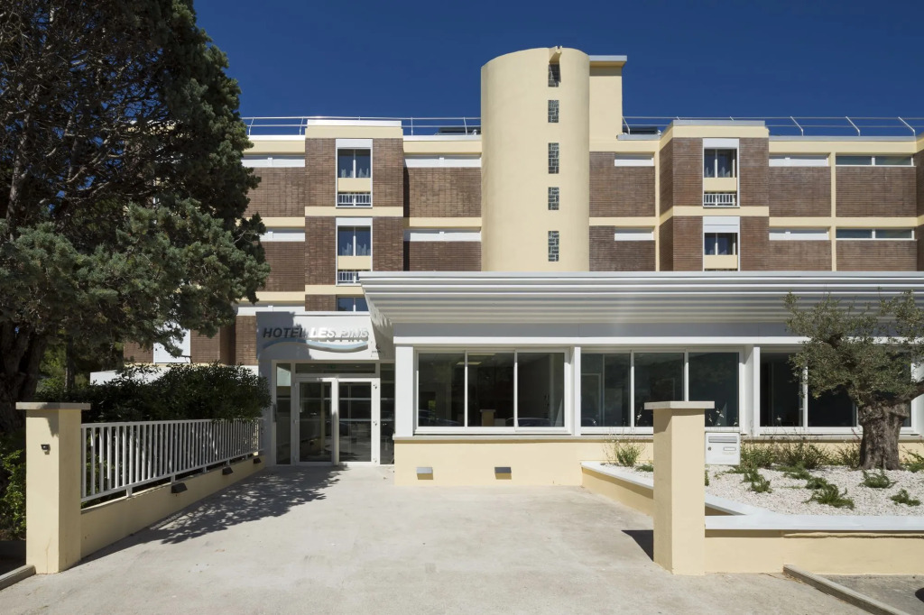 Logis Hôtel Les Pins - Opéralia