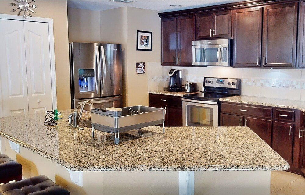 Grand Home With Private Screened Pool, Grill, Streaming, W/d, & AC