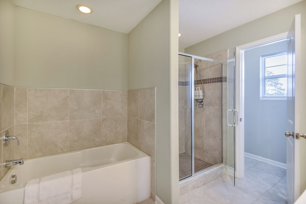 2 Blks to Beach! Family Home w/ Hot Tub in Norfolk
