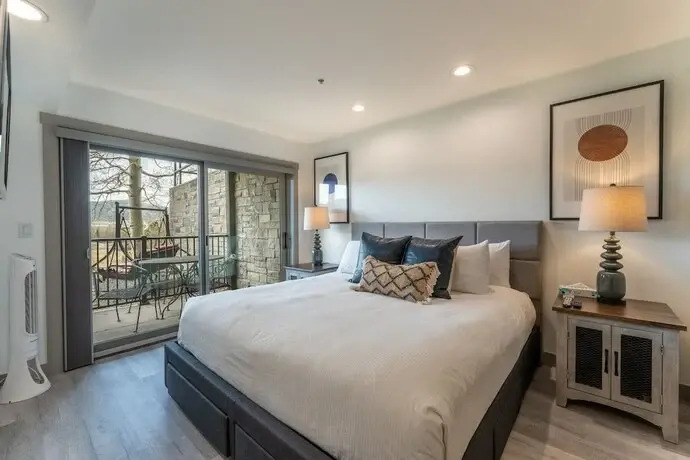 Lake Forest Summit Condo: Great Penthouse Views