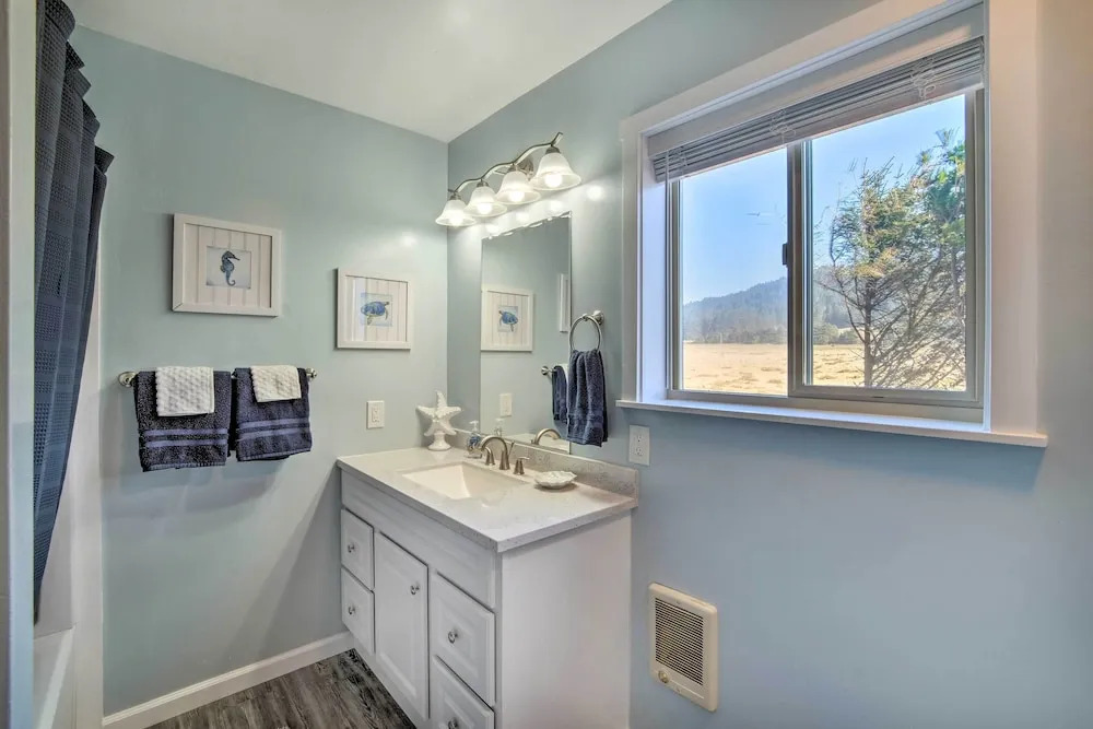 Gold Beach Home w/ Hot Tub, 1/4 Mi to Beach