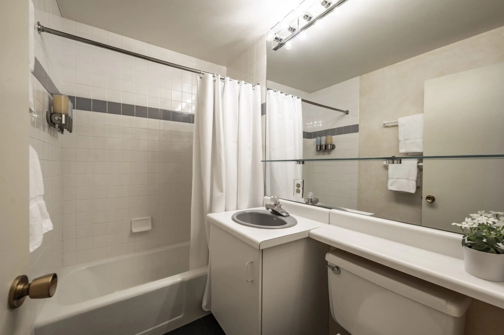2 BR 3BA Condo - AC, Heated Pool, Walk to Town