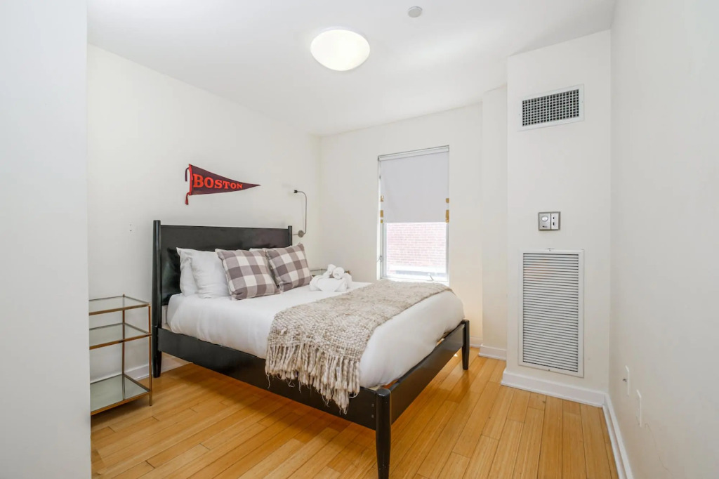 Modern 2BR + 100 Walkscore | Theatre District | Evonify