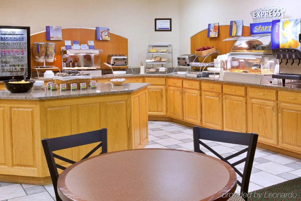 Holiday Inn Express Hotel & Suites Grove City by IHG