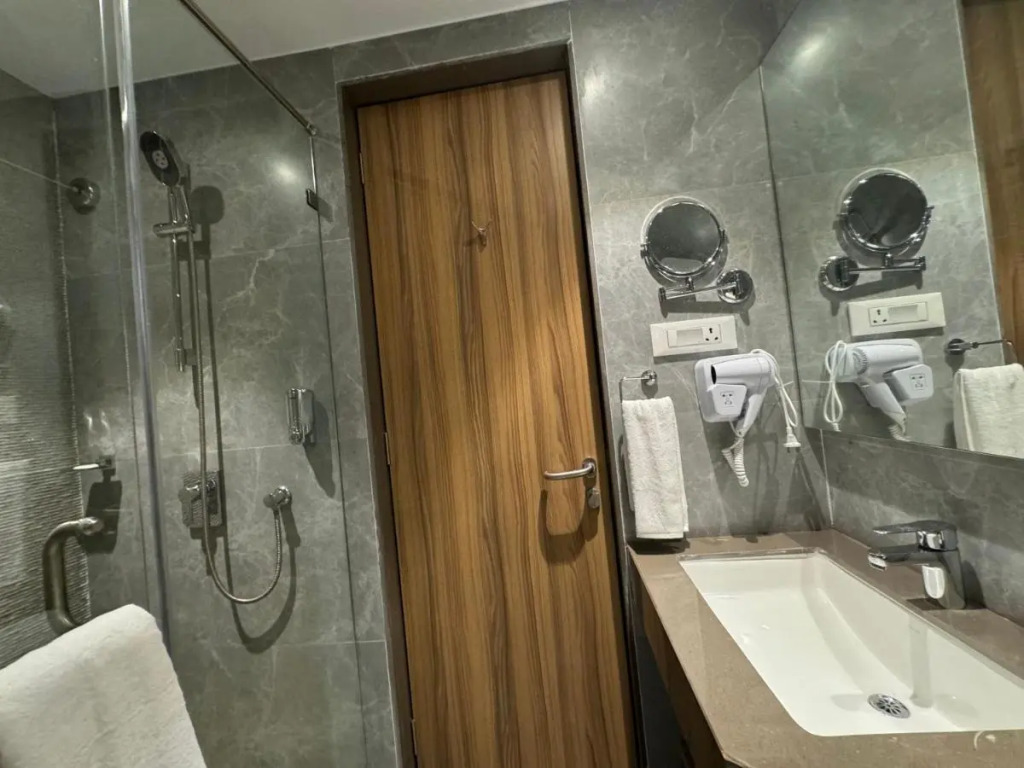 Hotel Mumbai House Mindspace Malad