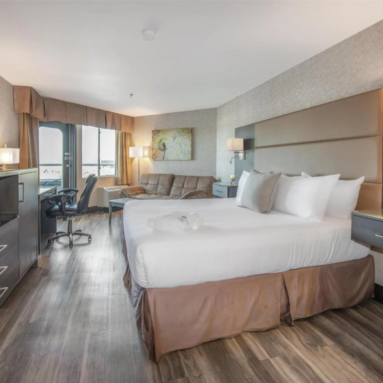 Coast Lonsdale Quay Hotel