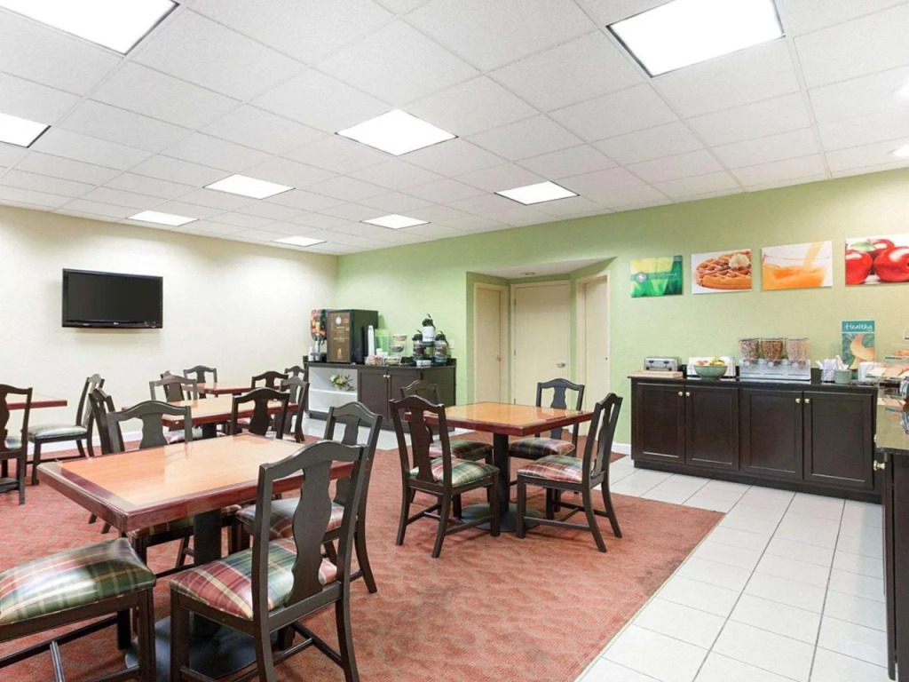Quality Inn & Suites near Six Flags - Austell