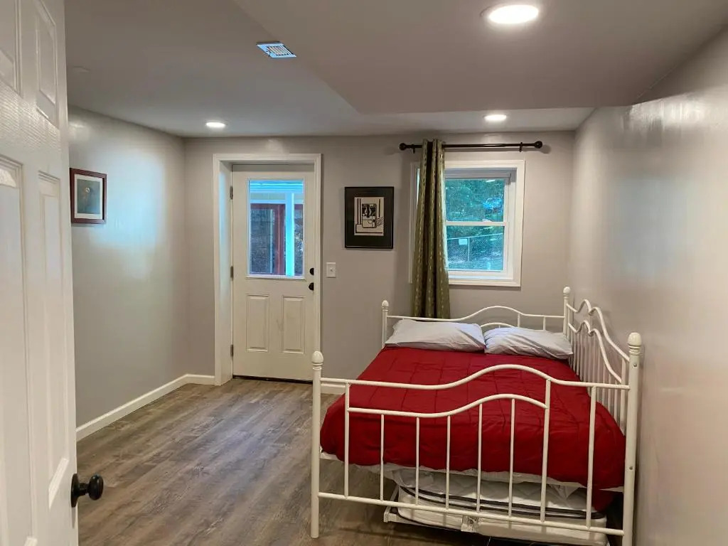 Downtown Family Retreat - 5 Bedrooms, 3 Minutes to Dahlonega, Pool, Hot Tub, Game Rooms