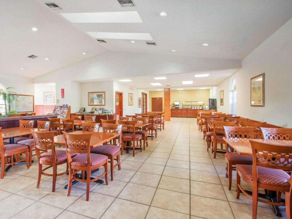 Econo Lodge Airport - RJ Stadium
