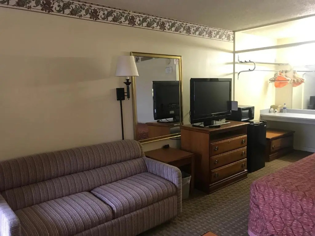 Tyler Inn & Suites