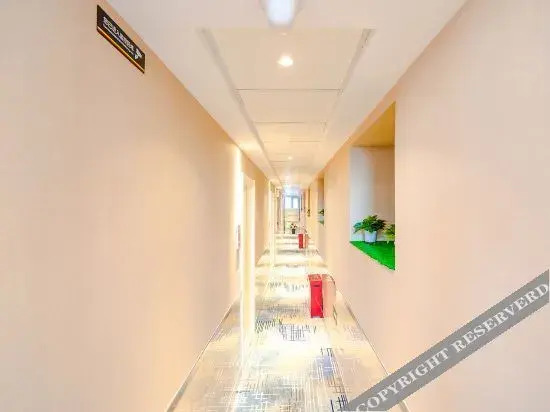 Super 8 Hotel (Beijing Bird's Nest Wukuang Building)