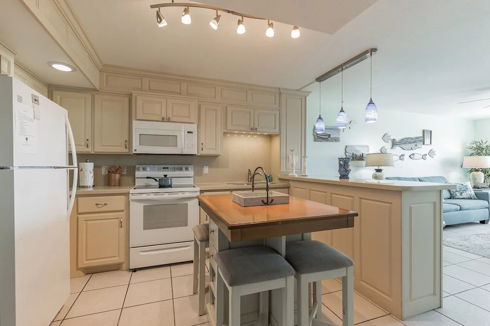 Charming 1 Bedroom, 3 Minute Walk To The Beach Condo by RedAwning