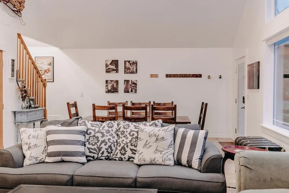 Mt Baker Lodging's Cabin #1 - With Wifi, Hot Tub, Pet Friendly