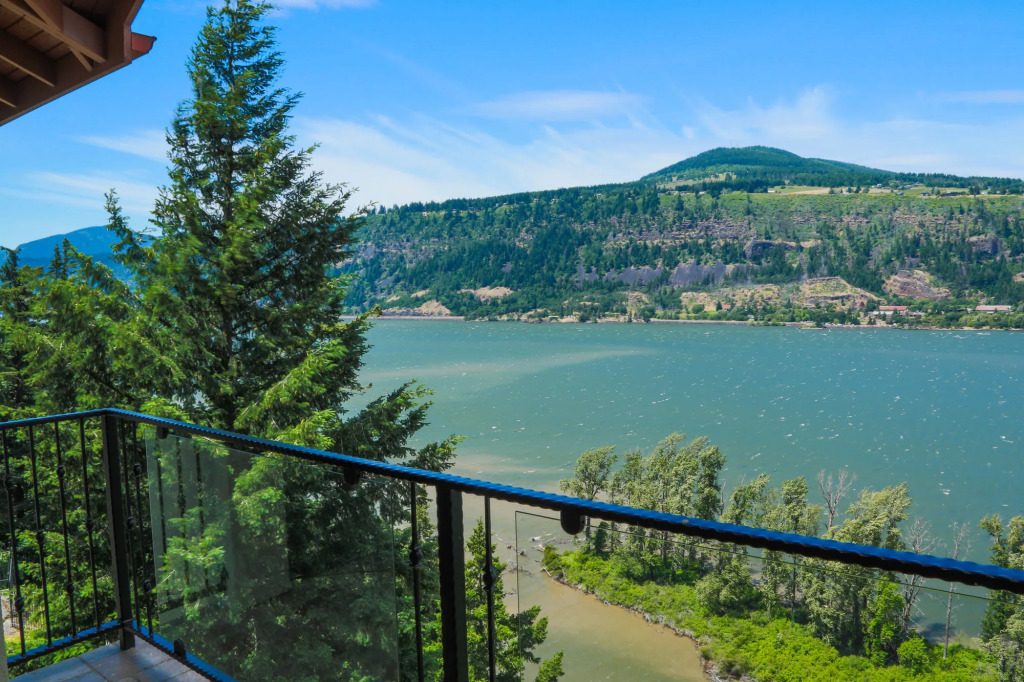 Columbia Cliff Villas