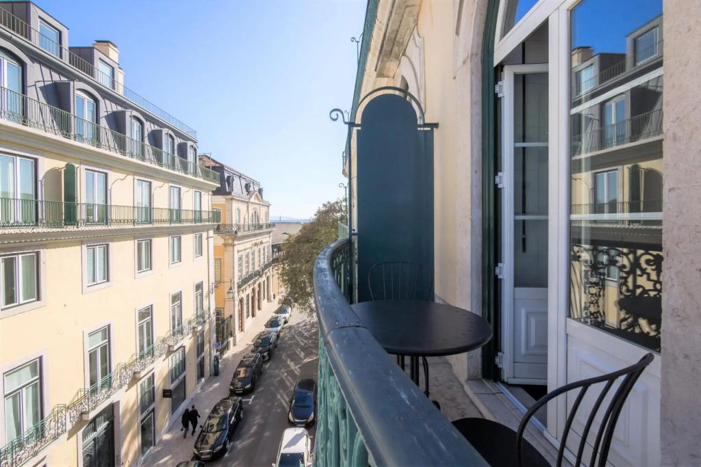 Nomad's Fine Arts in Chiado with Garage