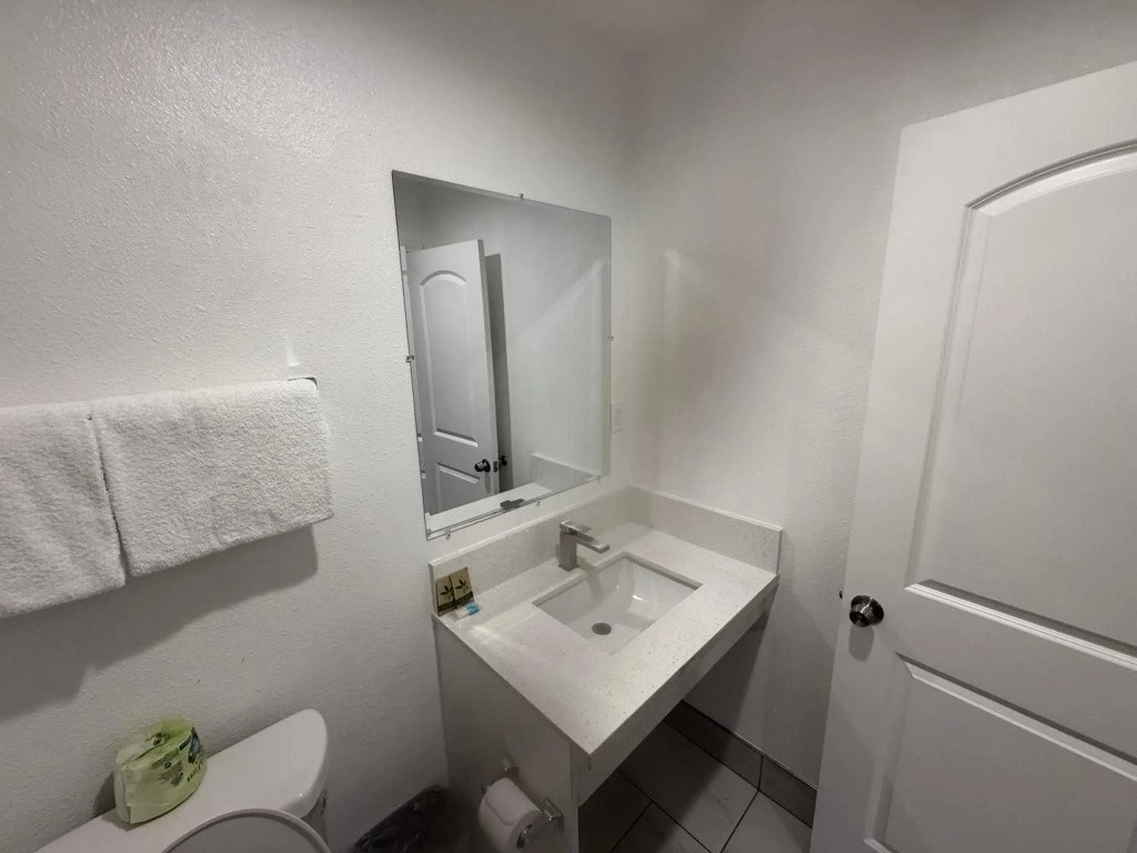 Hi-Way Host Motel