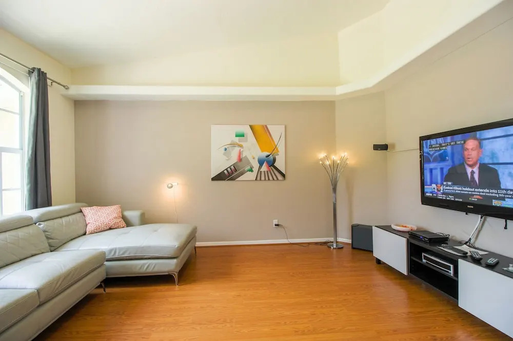 Spacious Modern Pool Home, Family & Golf Trips - 4727 4 Bedroom Home by RedAwning