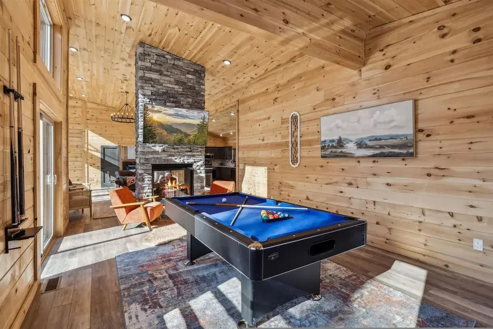Brand New Cabin w Fire Pit Hot Tub Gameroom