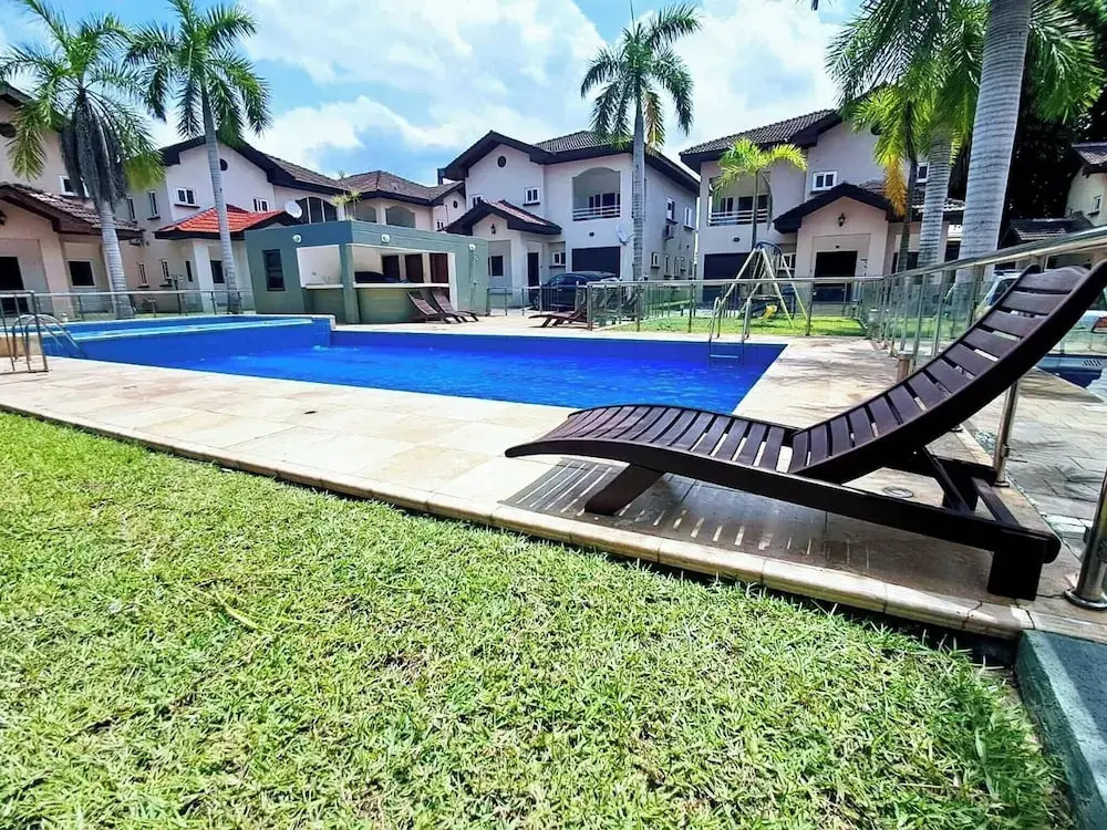 Stylish 3 Bedroom House Near Airport & Marina Mall