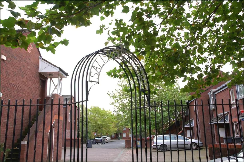 40 Salisbury Court Apartment