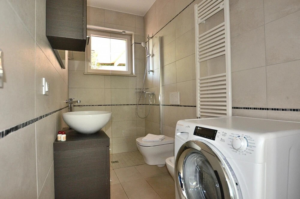 Villa Lisi - Sleeps 8 Private Garden in Residence With Pool in Bardolino