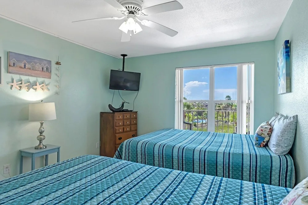 Charming 1 Bedroom, 3 Minute Walk To The Beach Condo by RedAwning