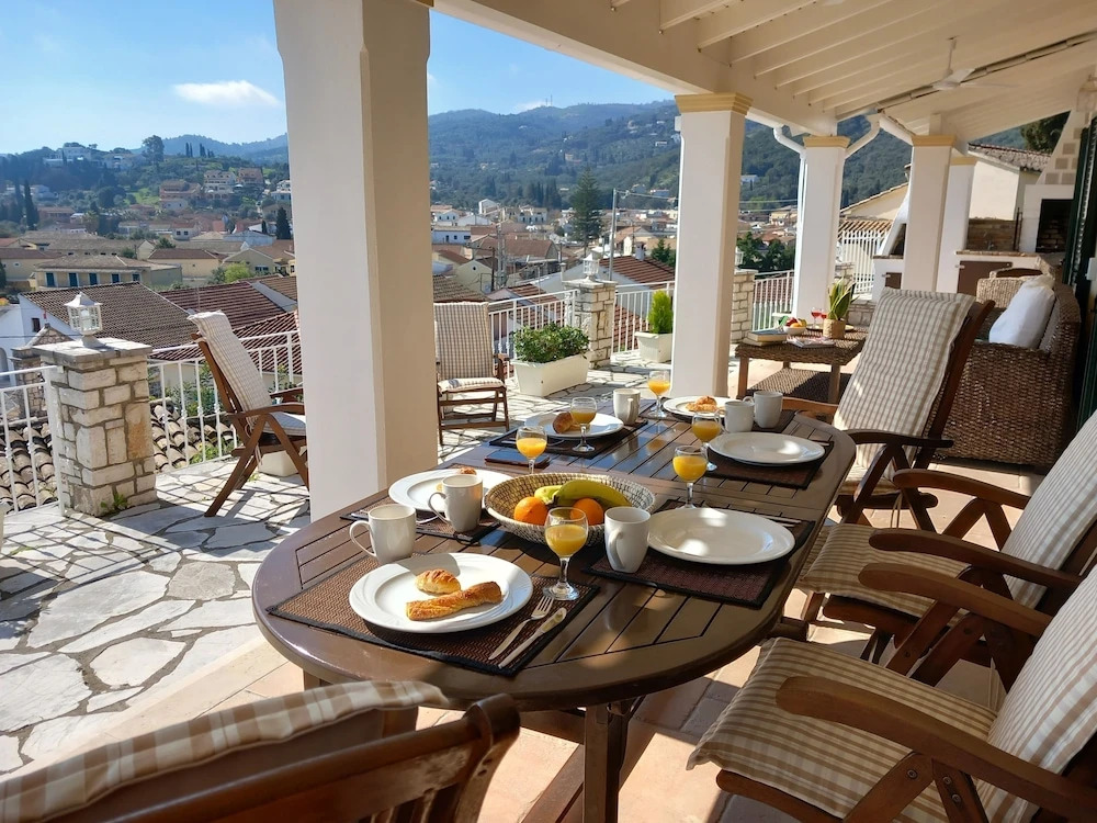 Solaris Methea- Luxury Central Villa by the Castle