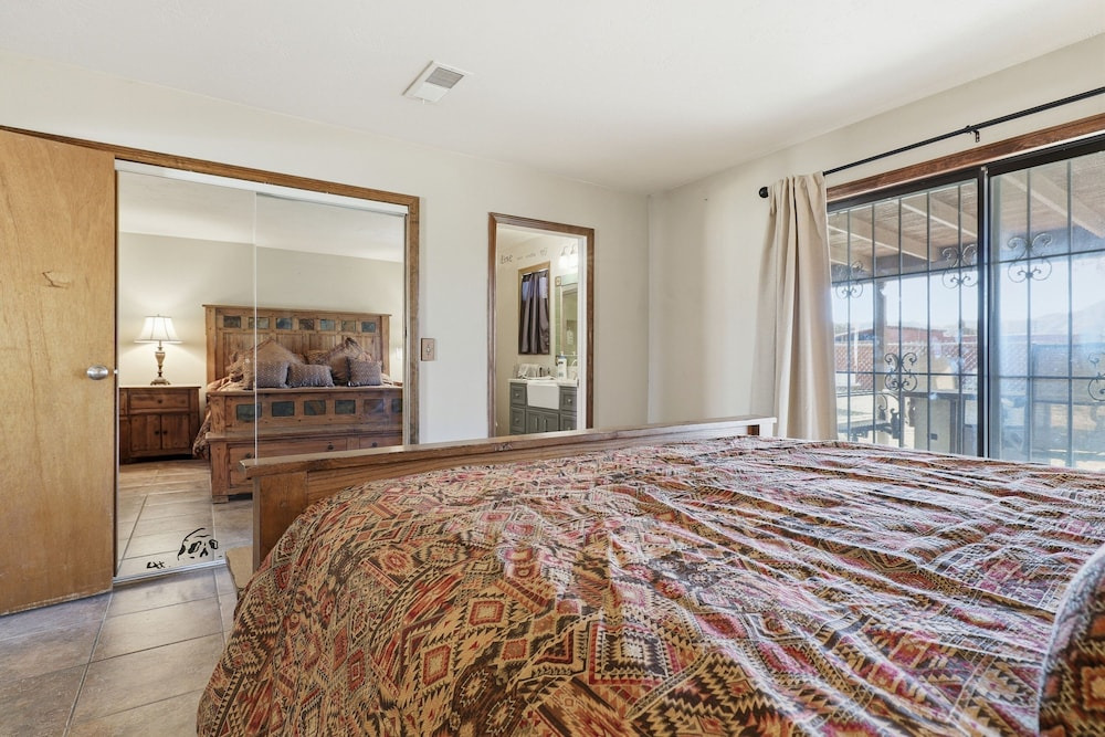 Desert Paradise: Walk to Pappy's - EV and Sleeps 8