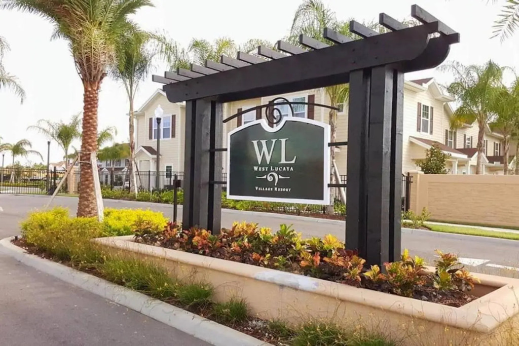 New townhouse in great luxurious community poolgym Close to Disney