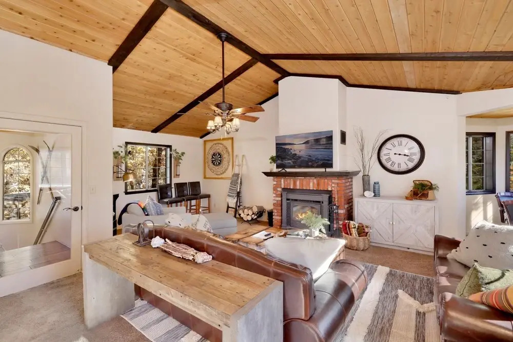 2076-slope View Chalet 3 Bedroom Home by RedAwning