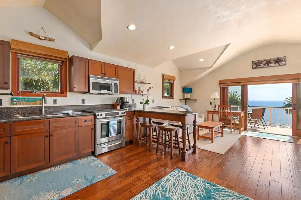 Blue Ocean View Retreat - Minutes to Beach