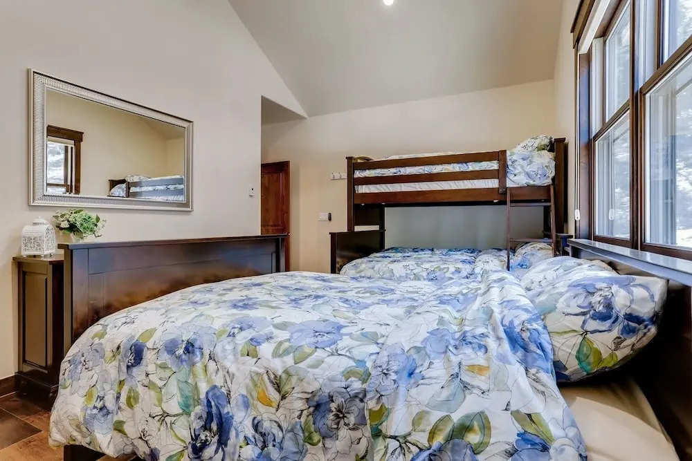 New W/pool & Private Hot Tub, Walk To Gondola 3 Bedroom Townhouse