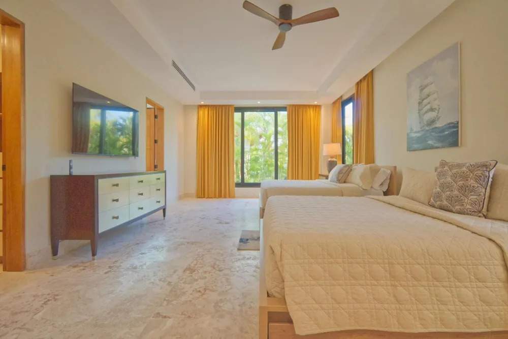 Modern Villa With Full Service Staff Close to Beach and Golf