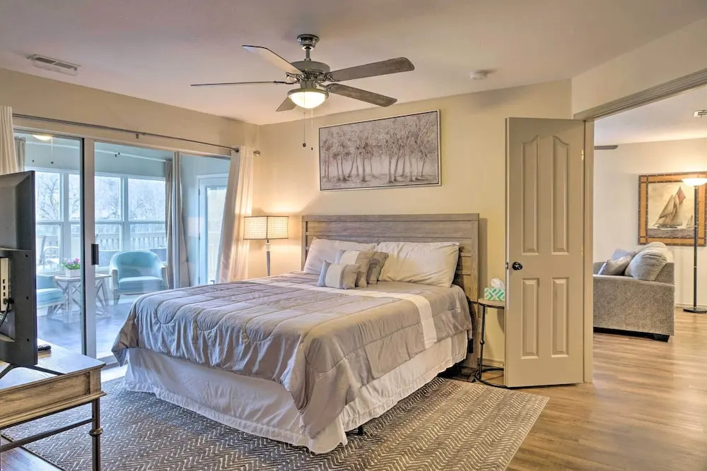 Lakefront Branson Condo w/ Porch & Dock Access