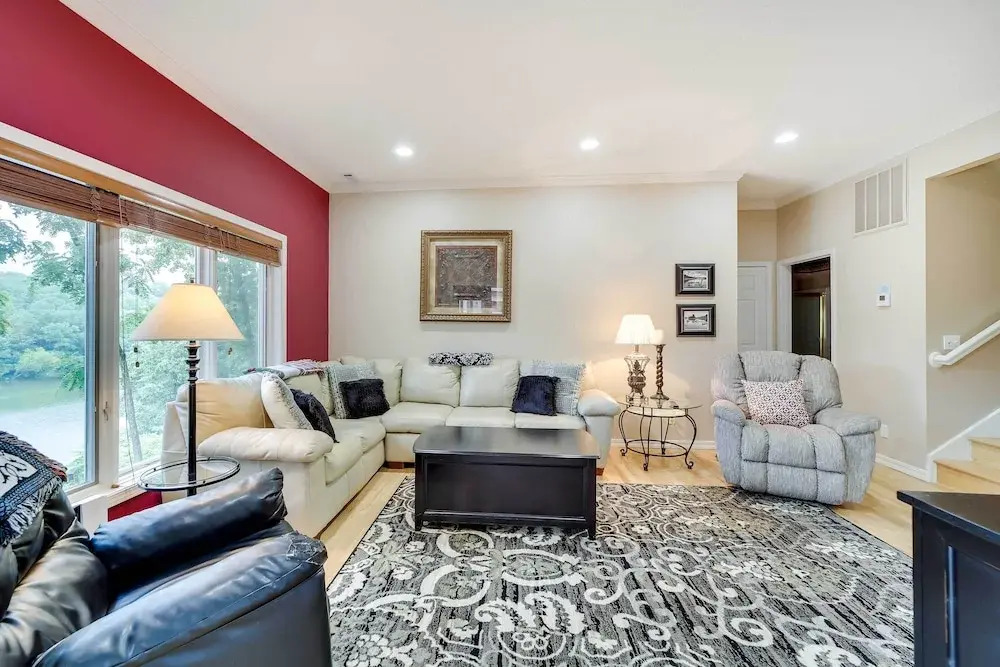 Bella Vista Lakehouse w/ Hill Tram, Deck & Views!