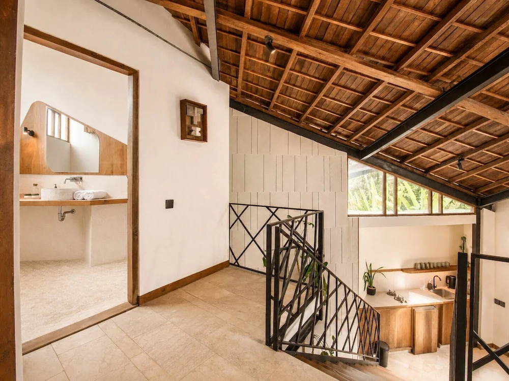 Modern 2-BR Art Deco Villa, 800m from the Beach